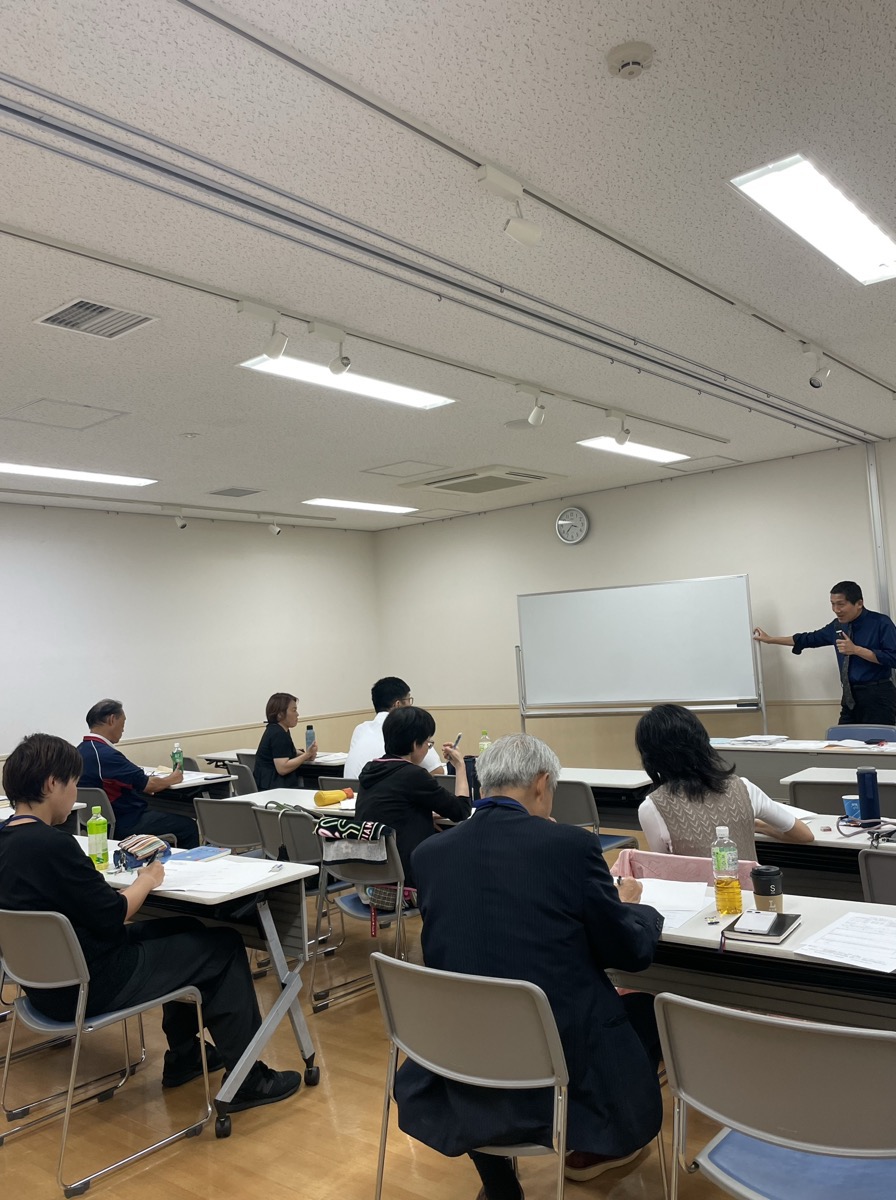 研修会で講義を行う様子