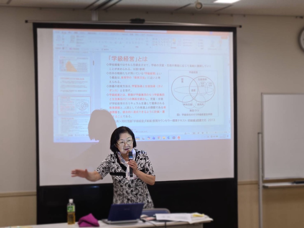 「学級経営」について講義を行う品田笑子講師