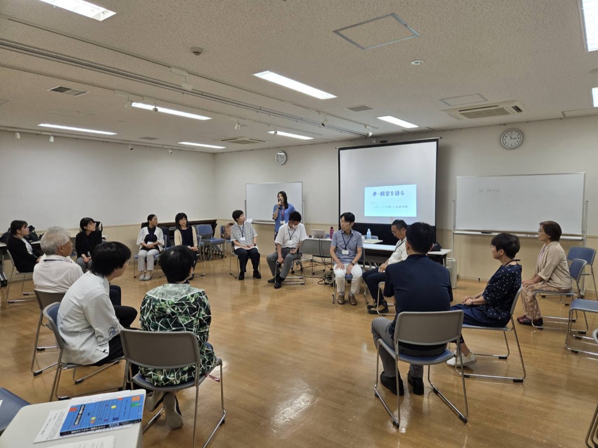 輪になって構成的グループエンカウンターに取り組む参加者